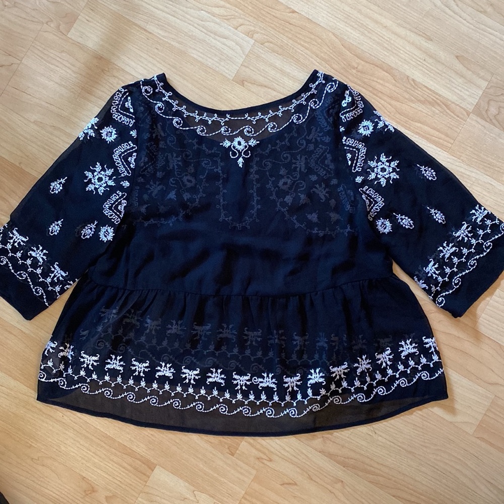Free People Sheer Black Crepe with White Embroidery Cropped Boho Top Size M - Picture 4 of 4
